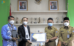 Presentation of the Award given by the Head of BPS RI to the Mayor of Pontianak