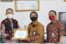 Submission of the Award Certificate from West Kalimantan Regional Office of DJPB